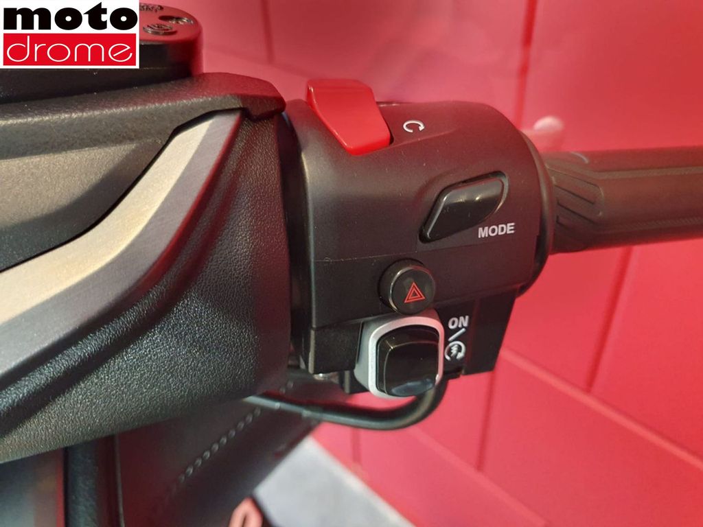 Foto 15 - Yamaha T-MAX TECH MAX 560 | 1E EIGENAAR